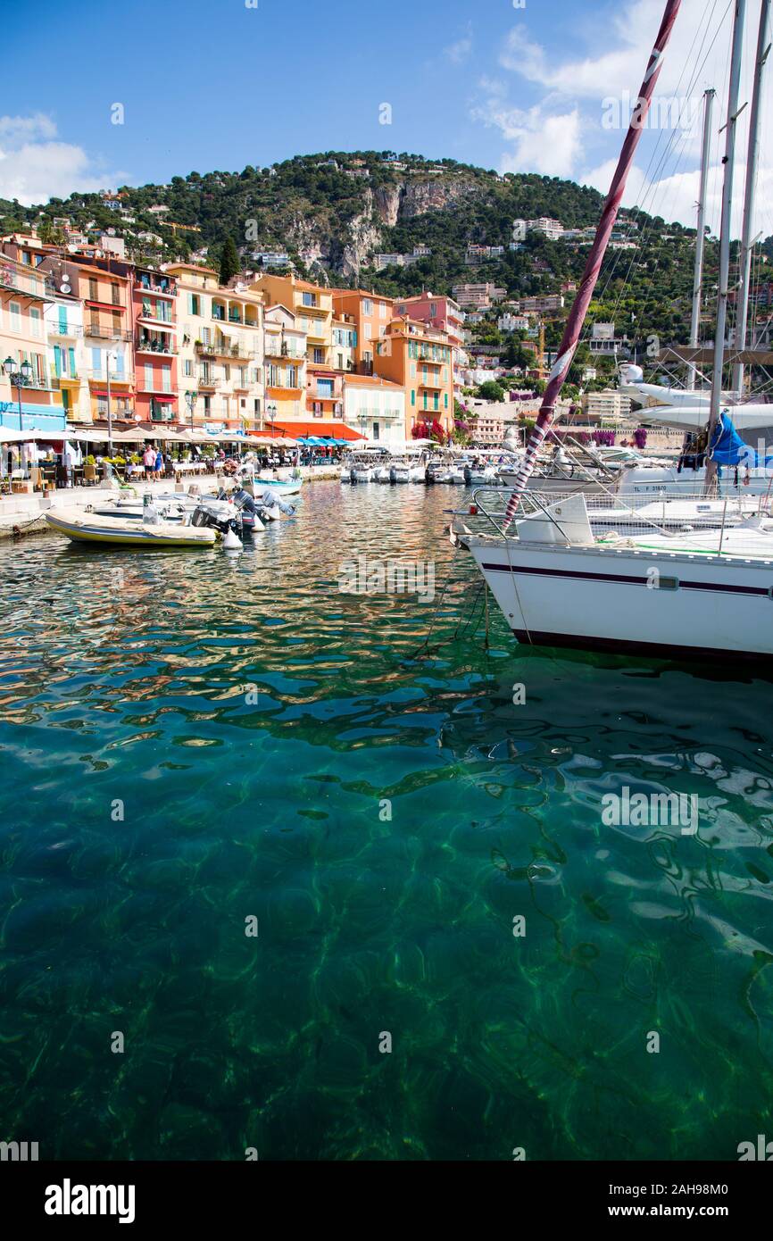 Die idyllische Französische Riviera Stadt Villefranche-sur-Mer ist ein beliebter Badeort in Südfrankreich Stockfoto