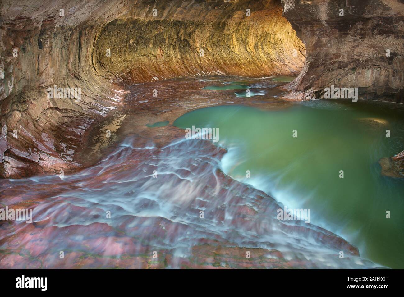 Abfallende Wasserfall und Pool in der Nähe der U-Bahn, Zion National Park, Utah Stockfoto