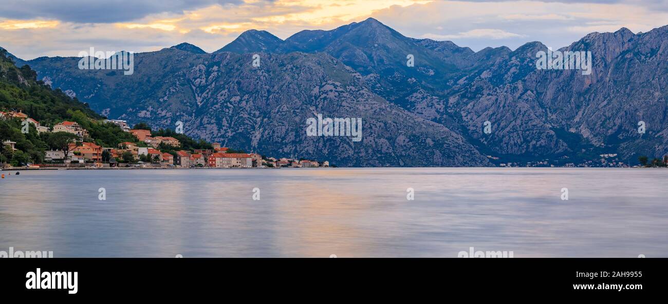 Panoramablick auf die Bucht von Kotor oder Boka Kotorska mit Berge, kristallklare Wasser bei Sonnenuntergang auf dem Balkan, in Montenegro an der Adria Stockfoto