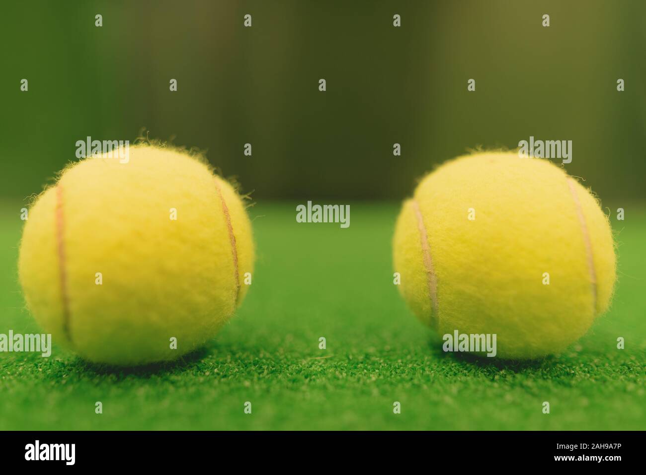 Portrait von Tennisbällen auf grüne Oberfläche Stockfoto