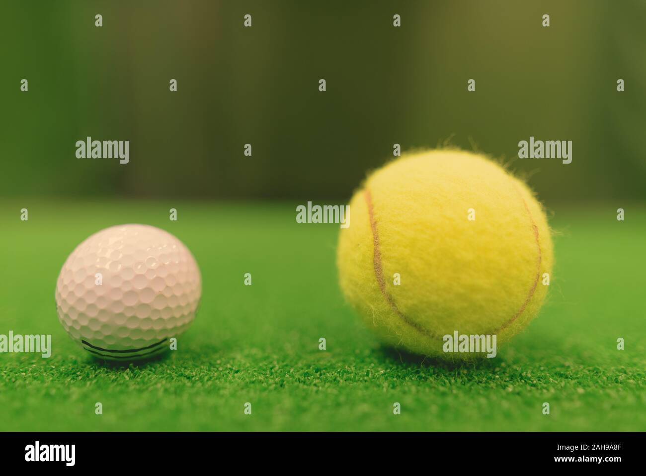 Golf Ball und Tennis Ball auf grüne Oberfläche Stockfoto