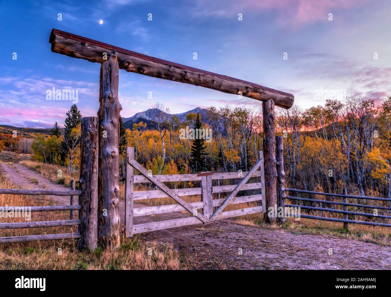 Ein Eingangstor zu einer Ranch frames Mount Sopris bei Sonnenuntergang in der Nähe von Carbondale, Colorado Stockfoto