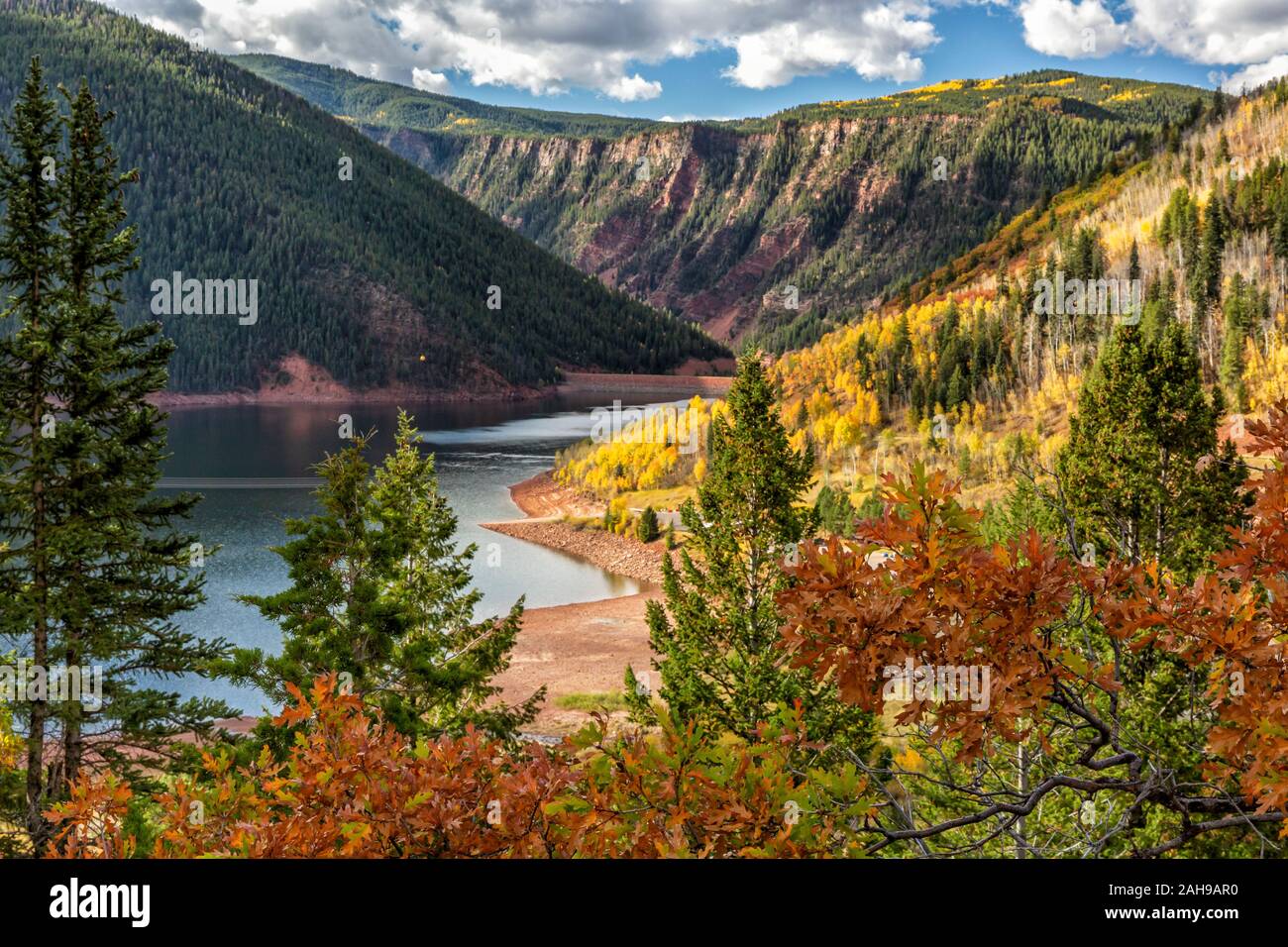 Herbst Farbe und Canyon Klippen umgeben die Ruedi Vorratsbehälter auf dem Fryingpan River in der Nähe von Basalt, Colorado Stockfoto