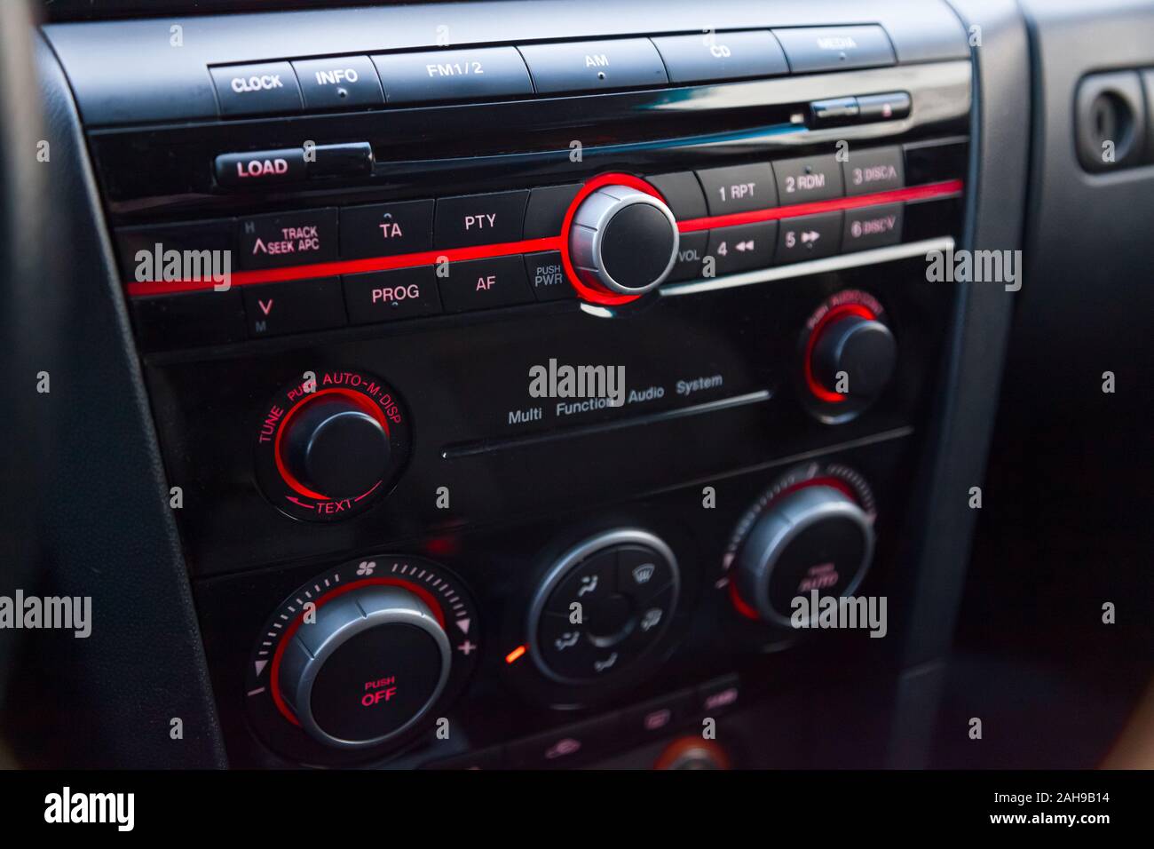 Klimaanlage auf dem Armaturenbrett Klimaanlage Auto in der Kabine close-up  mit roter Beleuchtung von Tasten und Hebeln mit einer Anzeige, Messen  Stockfotografie - Alamy