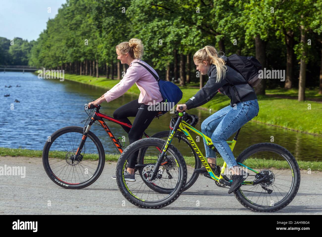 Junge deutsche Frauen Fahrrad fahren Deutschland Radfahren Kassel Park Gesundes Lifestyle-Fahrrad Stockfoto