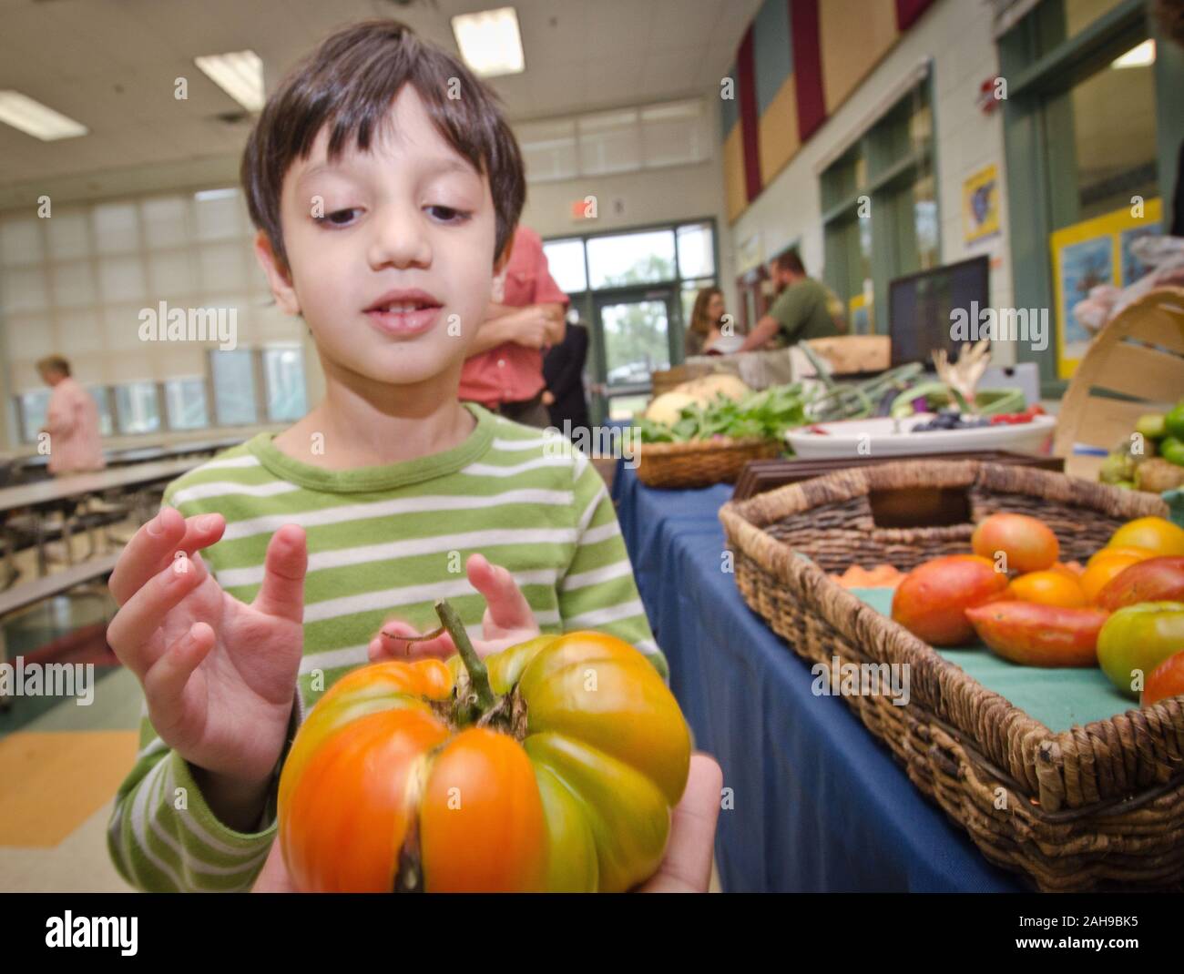 Schüler sah, berührte und Manchmal schmeckte produzieren, die Ihnen in Nottingham Volksschule in Arlington, VA neu waren, am Mittwoch, dem 12. Oktober 2011. Die Landwirte von bigg Riggs Bauernhof im Hampshire County, WV, und Maple Avenue Markt Bauernhof in Wien, VA waren sehr beliebt bei den Studenten. Das heutige Menü enthalten gebratenes Huhn, geröstetem Butternusskürbis mit getrockneten Cranberries, Bauernhof Frischer gemischter Salat Salat, Türkei wickelt, pita Keile, warme Muffins, Karotten, asiatische Birnen und mehr. Stockfoto