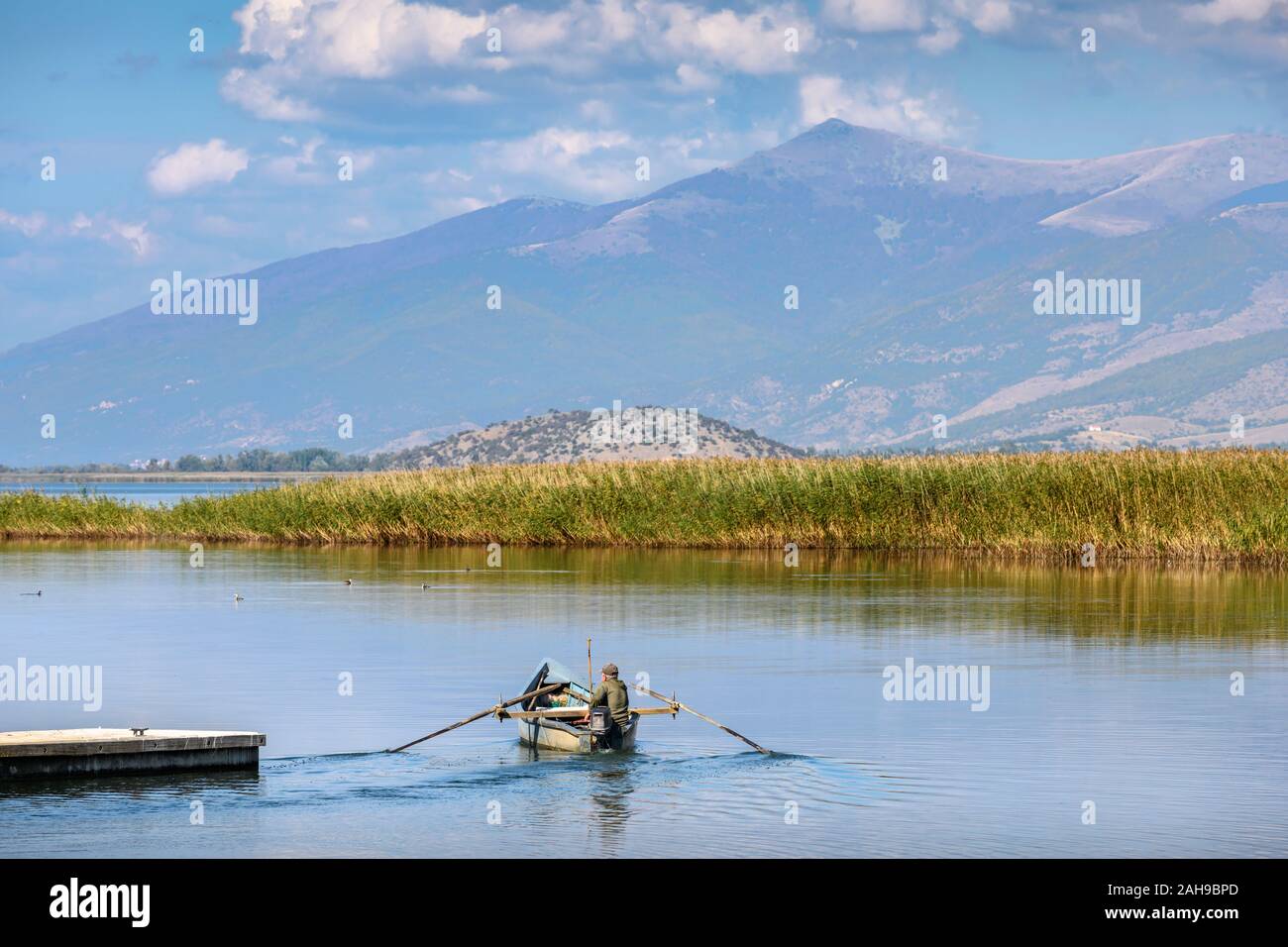 Ein Fischer auf Mikri Prespa See in der Ortschaft Mikrolimni in Mazedonien, im Norden Griechenlands. Stockfoto