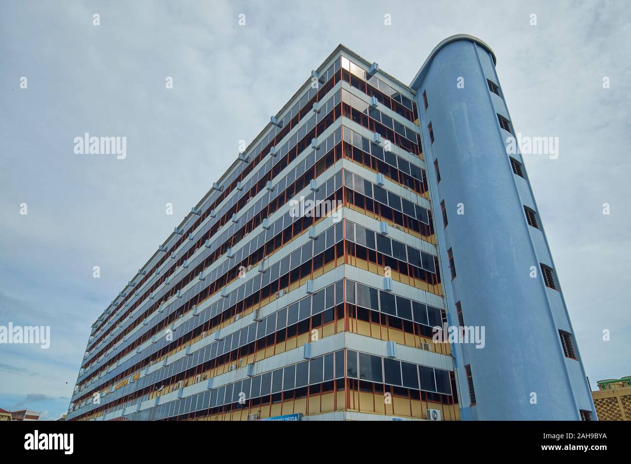 Eine Grafik, abstrakte Blick an einer Regierung Gebäude im Internationalen Stil gebaut sind. In Tawau, Sabah, Borneo, Malaysia. Stockfoto