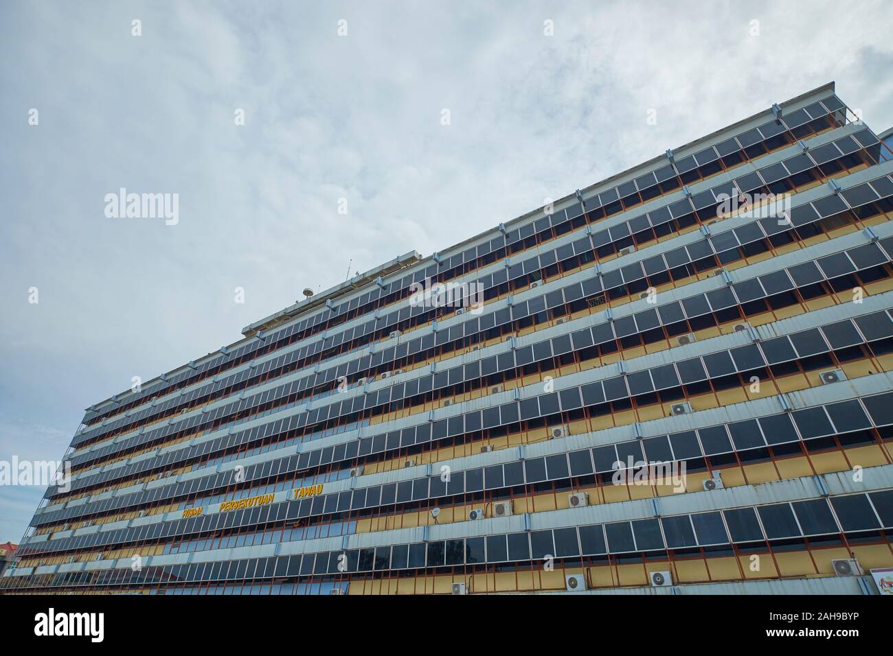Eine Grafik, abstrakte Blick an einer Regierung Gebäude im Internationalen Stil gebaut sind. In Tawau, Sabah, Borneo, Malaysia. Stockfoto
