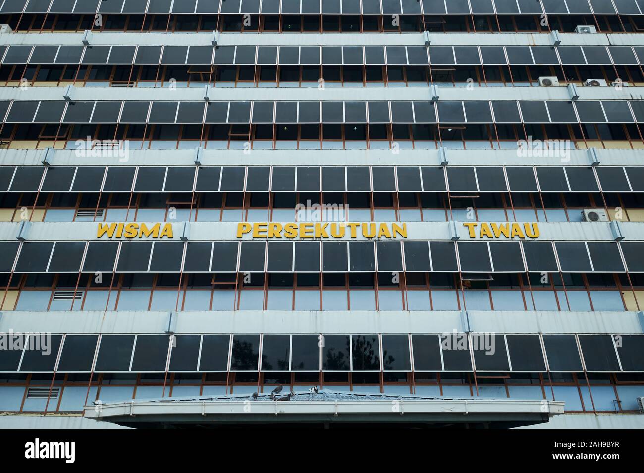 Eine Grafik, abstrakte Blick an einer Regierung Gebäude im Internationalen Stil gebaut sind. In Tawau, Sabah, Borneo, Malaysia. Stockfoto