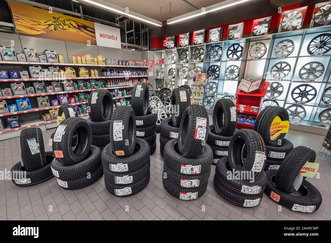 Auto Reifen, Felgen und Motoröl für Verkauf, Bayern, Deutschland Stockfoto