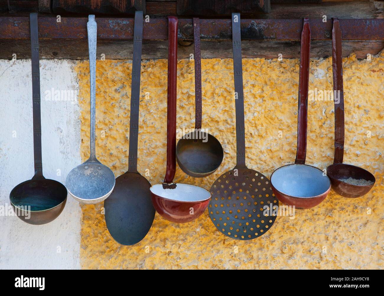 Verschiedene Schöpfkellen hängen an einer Wand eines Farm, Bad Schallerbach, Hausruck Viertel, Oberösterreich, Österreich Stockfoto