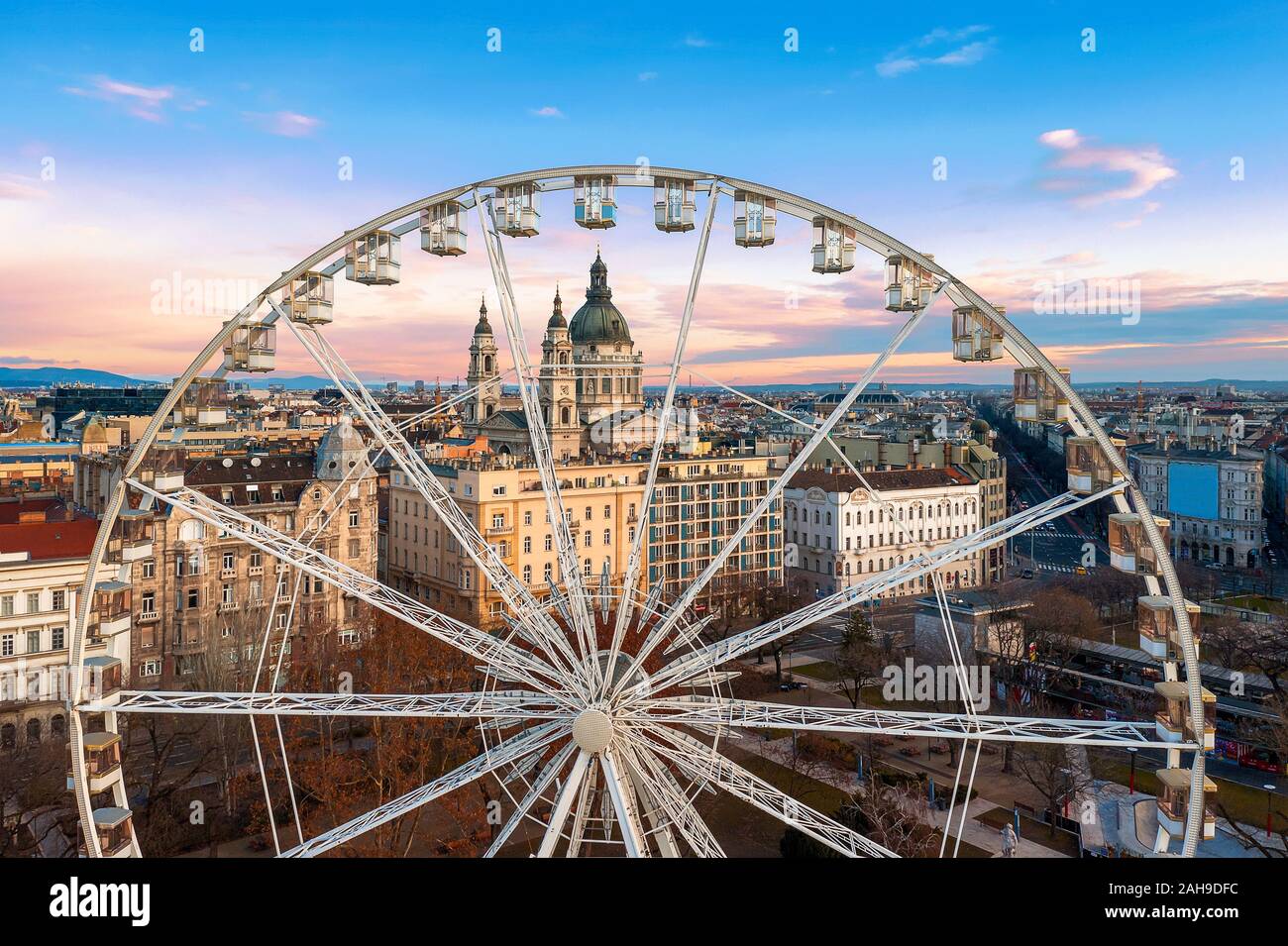 Riesenrad in Ungarn Budapest. Erzsebet Square, St. Stephan Basilika, der Andrassy Straße. Budapest Auge Stockfoto