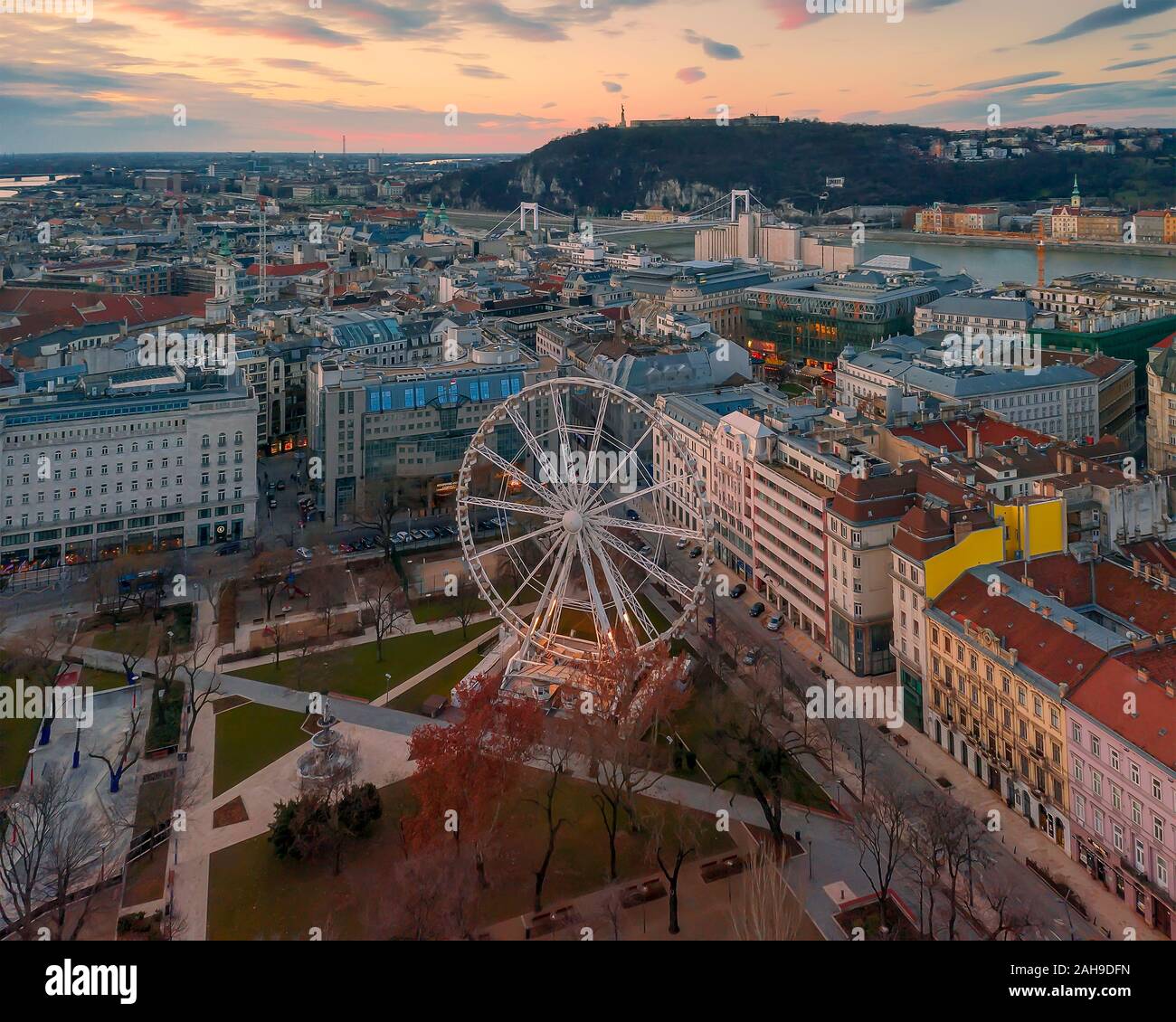 Riesenrad in Ungarn Budapest. Donau, Erzsebet Brücke, Gellert Hill, Freiheitsstatue Stockfoto
