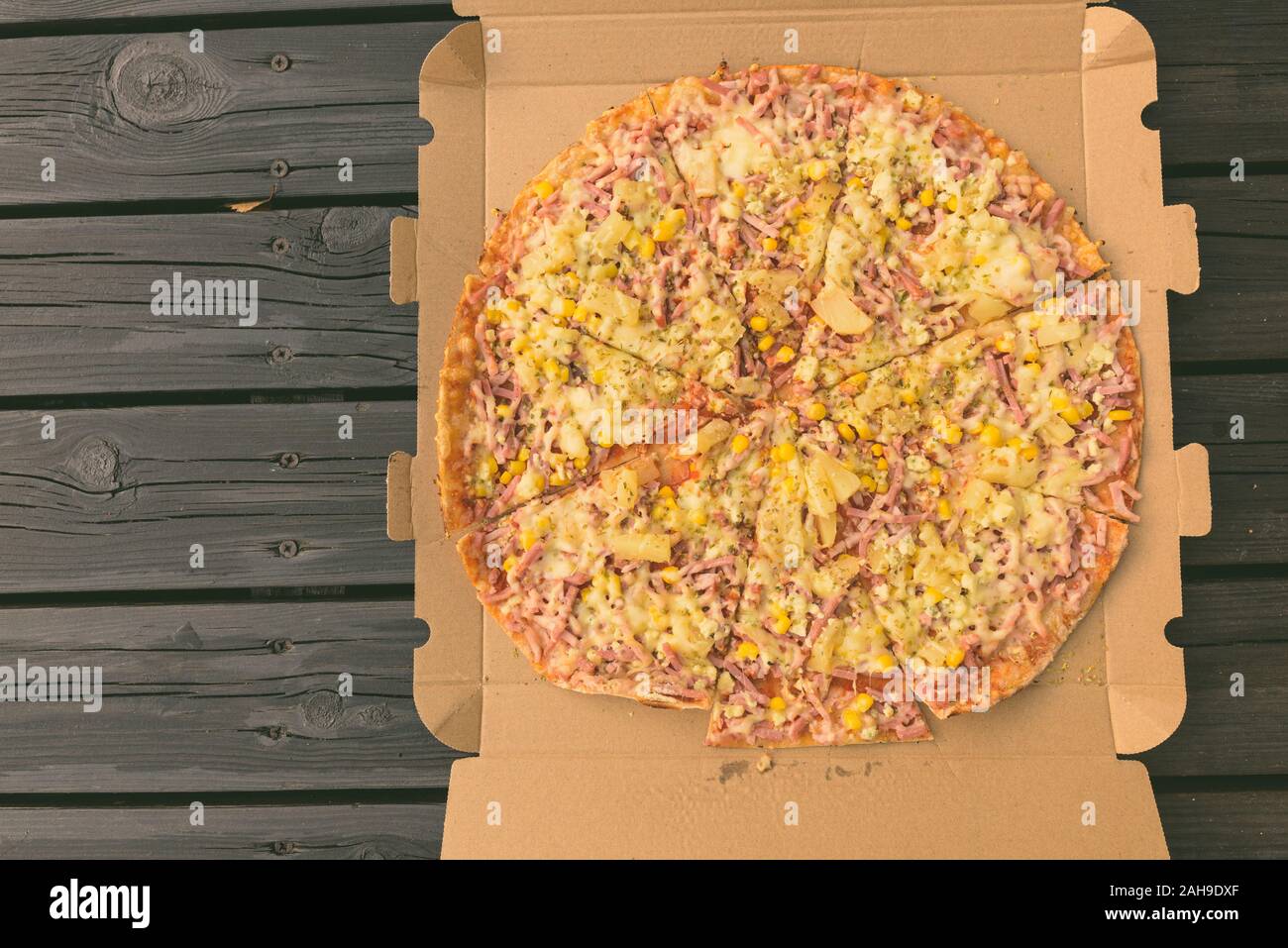 Direkt über dem Schoß der köstlichen Pizza Hawaii Stockfoto