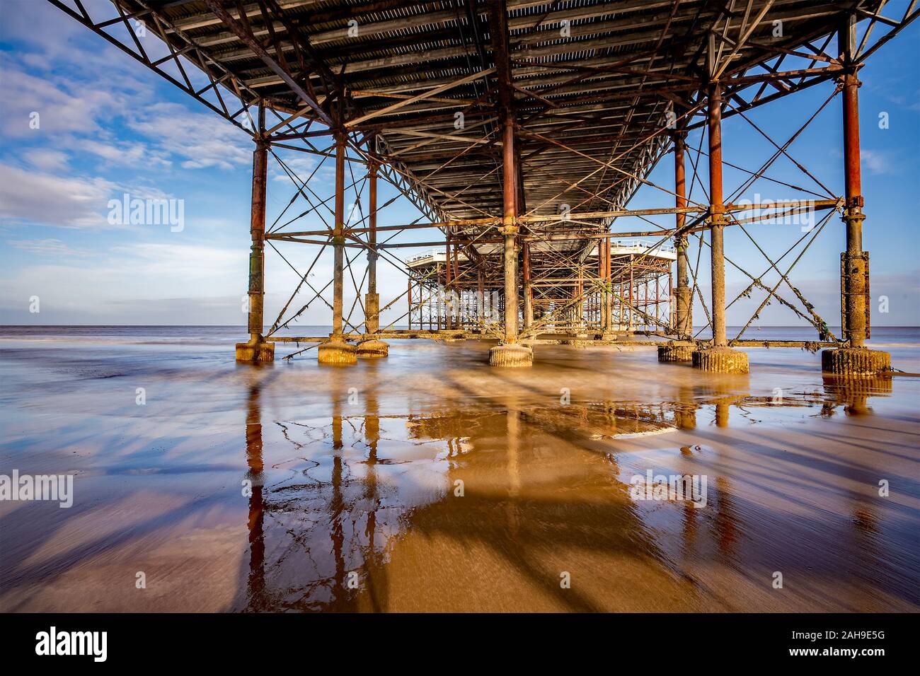 Unter dem Holzsteg eines viktorianischen Pier Stockfoto