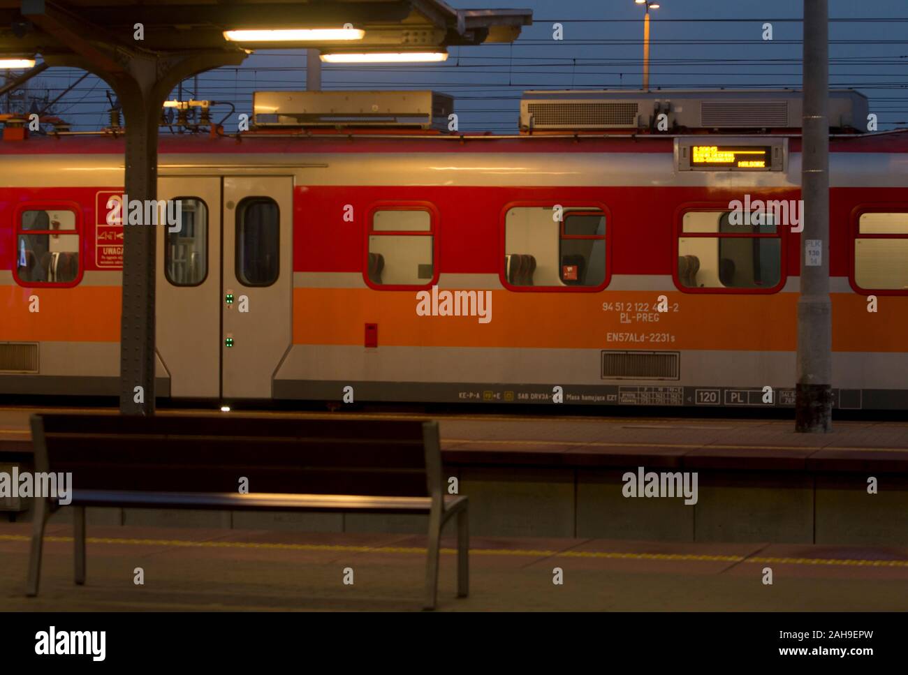 Iława, Polen, 27. November 2019 Eine leere Personenzug auf der Ilawa Transfer Station in der Abenddämmerung. Stockfoto
