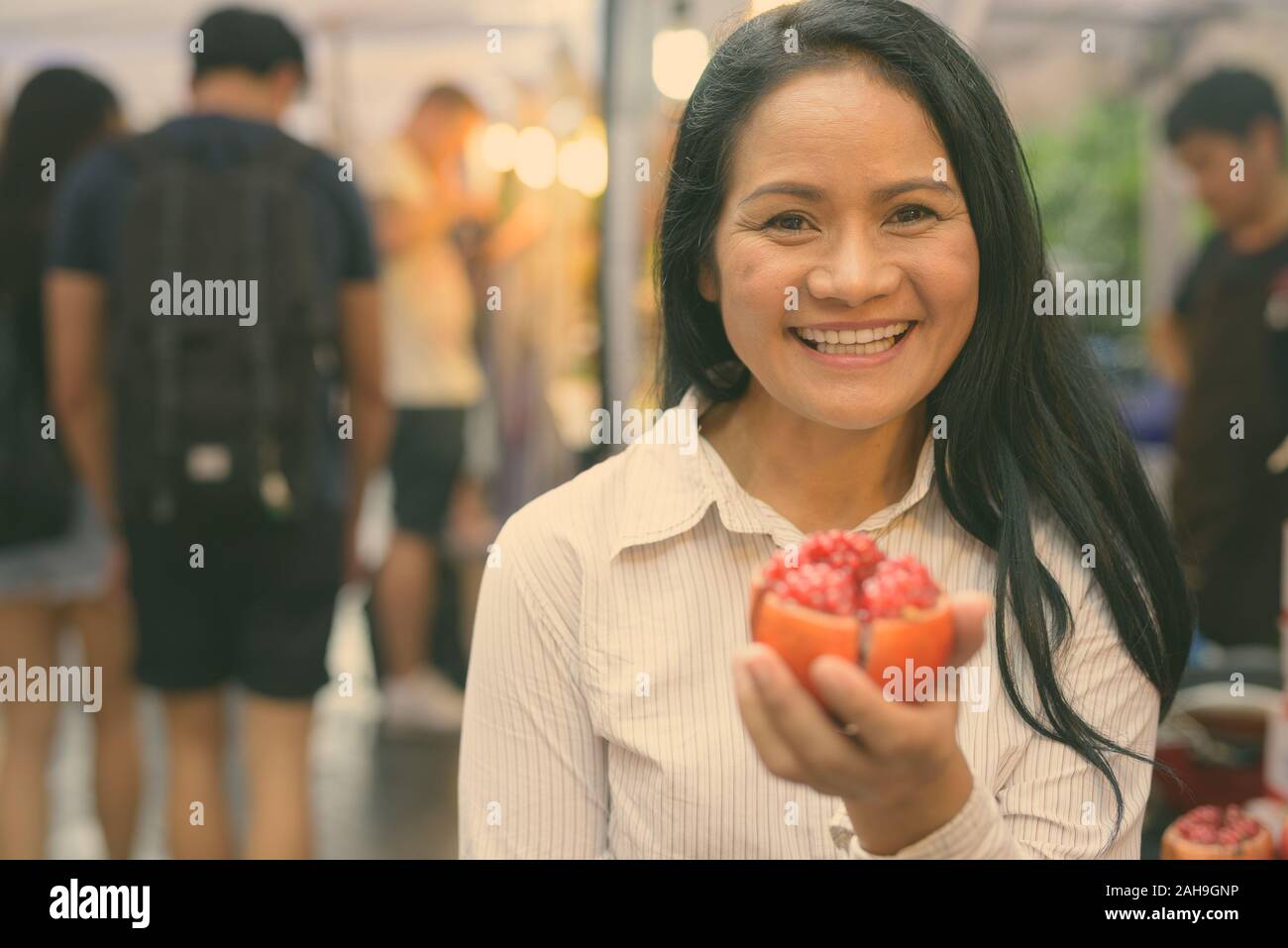 Reifen asiatischen Geschäftsfrau Shopping auf dem Markt Stockfoto