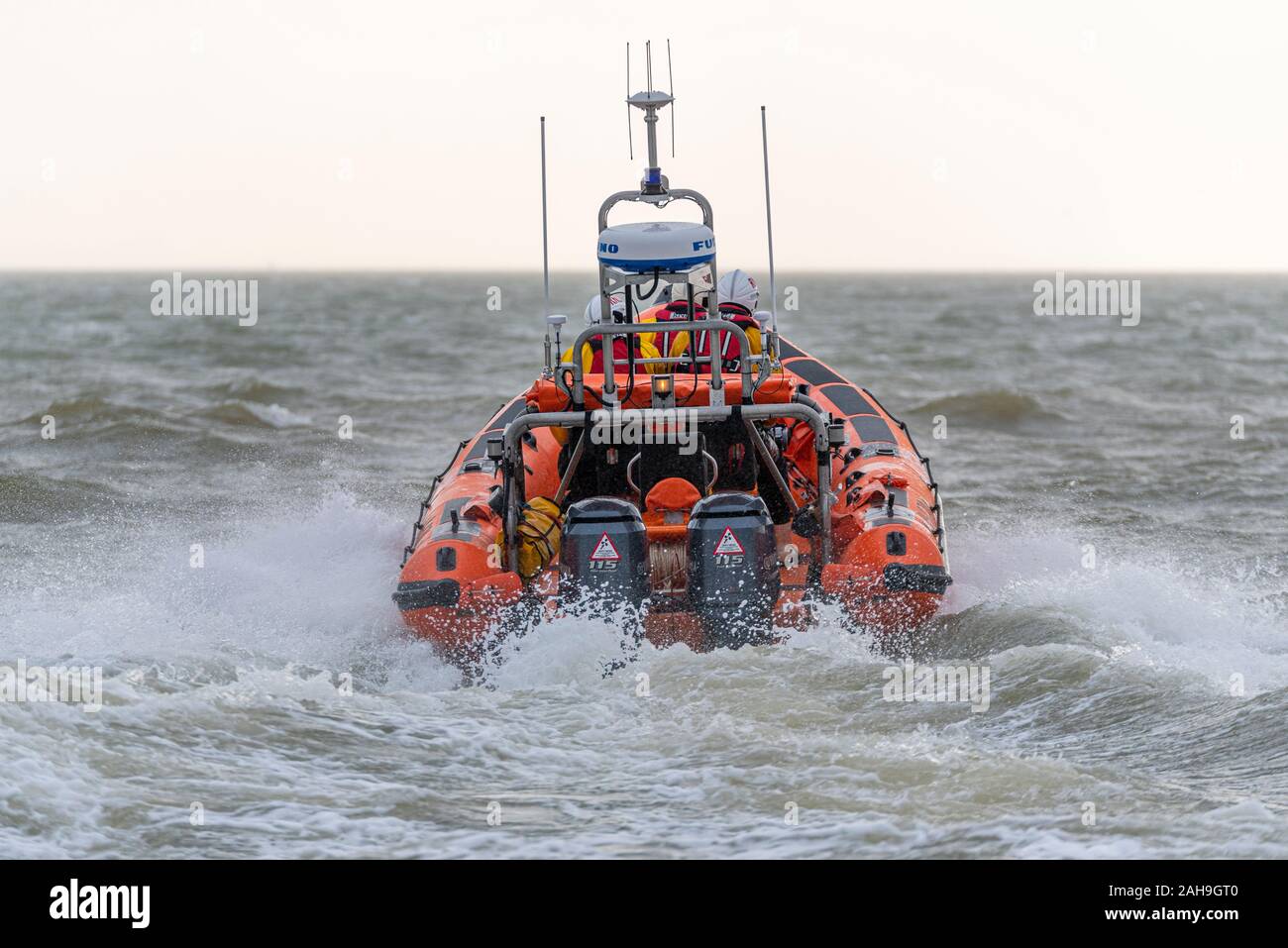 RNLI lifeboat unterwegs an Geschwindigkeit auf die Mündung der Themse in Southend On Sea, Essex, Großbritannien. Position heraus zum Meer. Horizont bei schlechtem Wetter, rauer See Stockfoto