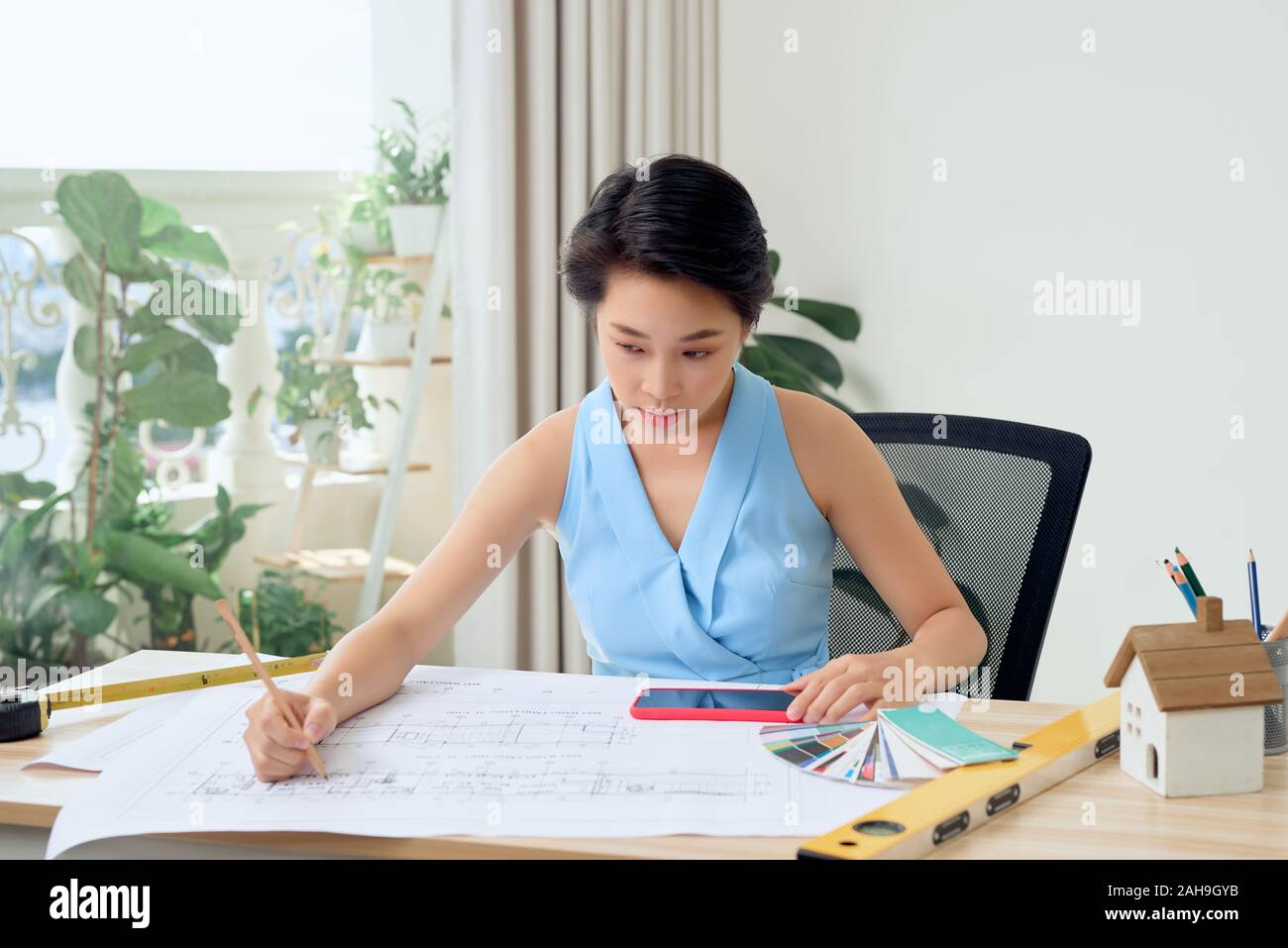 Famale Architect bei Projekt im Büro suchen Stockfoto