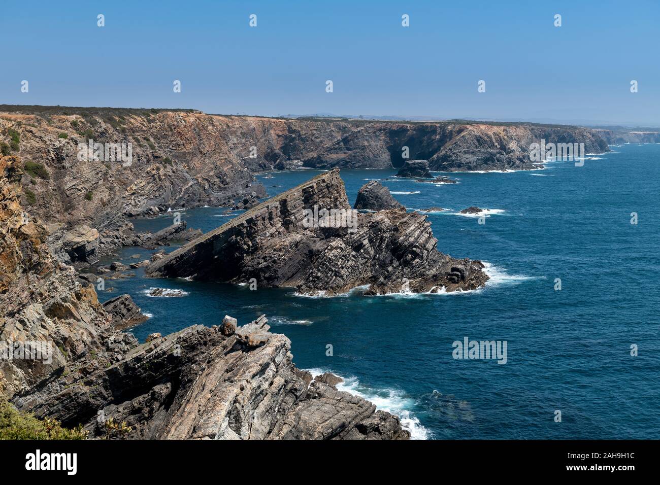 Blick auf die zerklüftete Küste an der Costa Vicentina im Alentejo, Portugal Stockfoto
