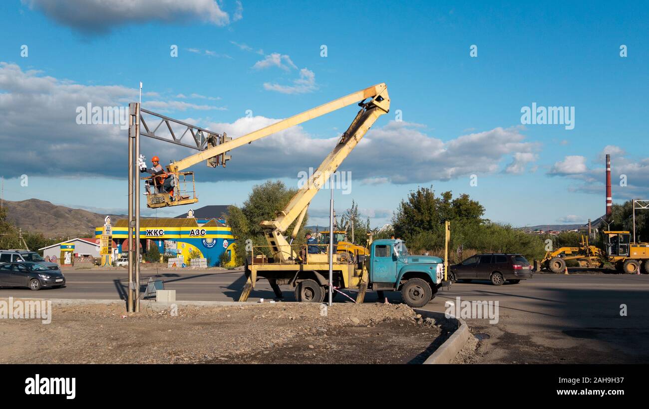 Kasachstan, Ust-Kamenogorsk - 12. September 2019. Ist ein Techniker vor der Installation von CCTV-System. Stockfoto
