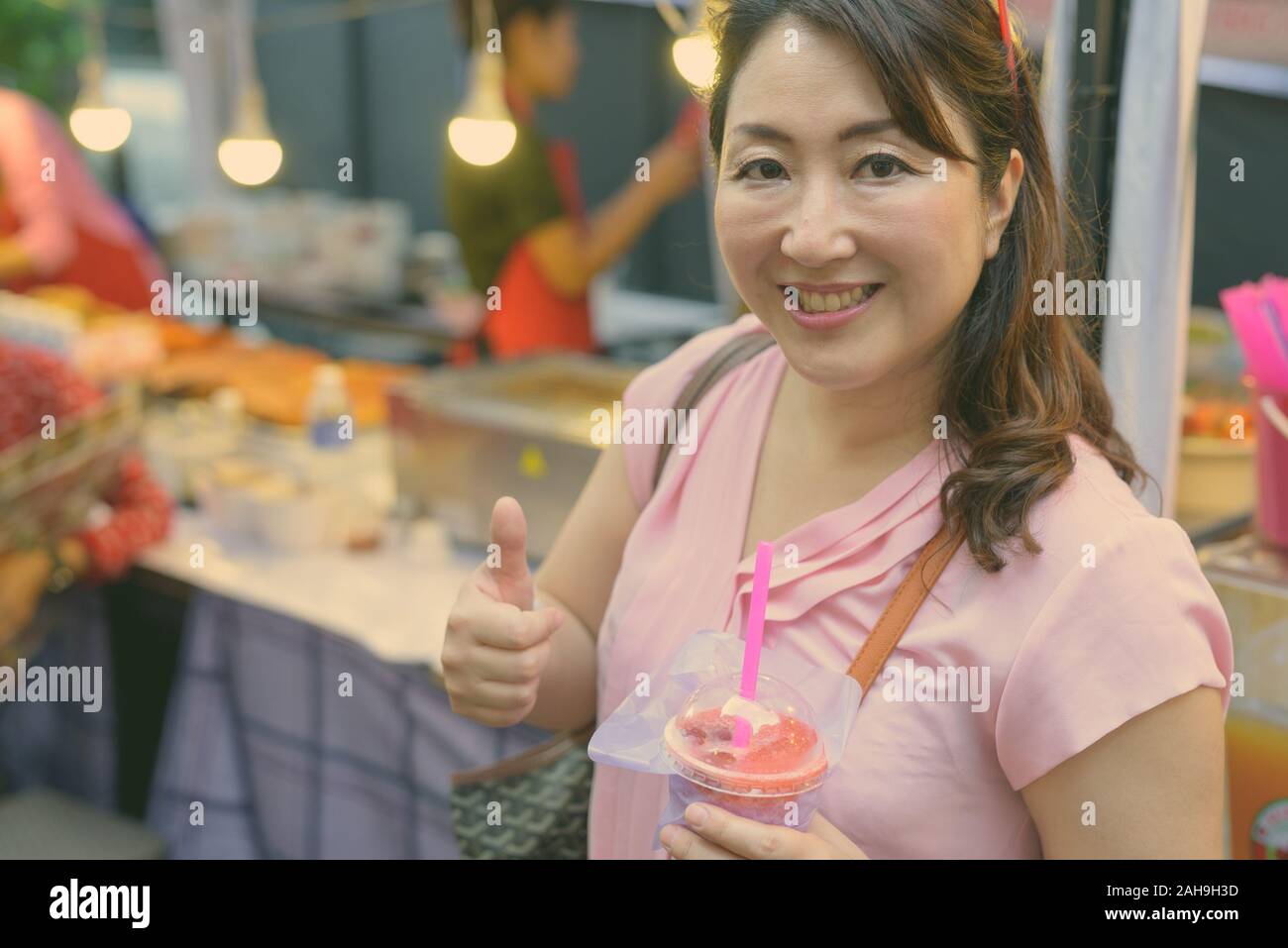 Reifen asiatische Frau Shopping auf dem Markt Stockfoto