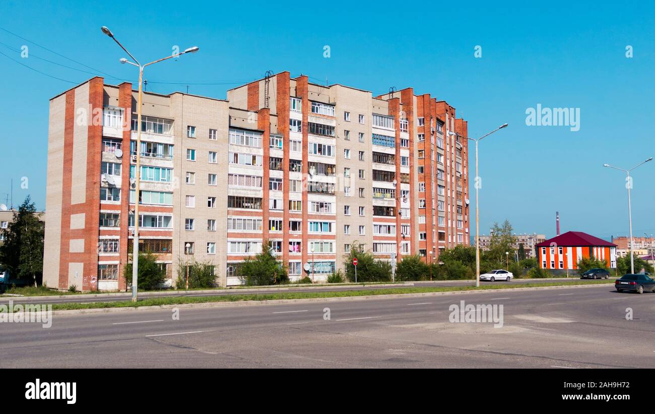 Sowjetische Apartment Gebäude. Sowjetische Architektur. Kasachstan (Ust-Kamenogorsk) Stockfoto