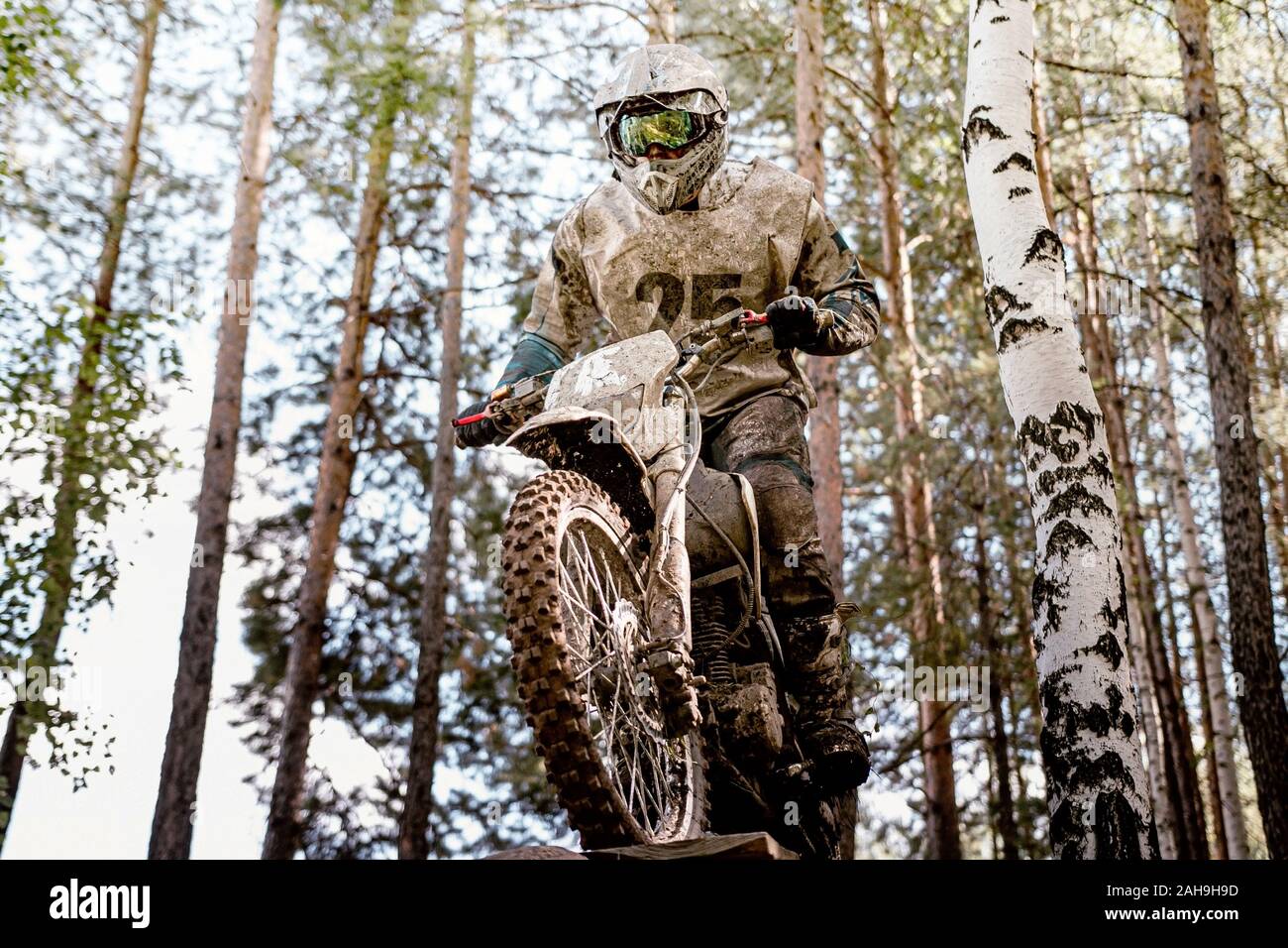Dreckige motocross enduro Racer in Wald Stockfoto