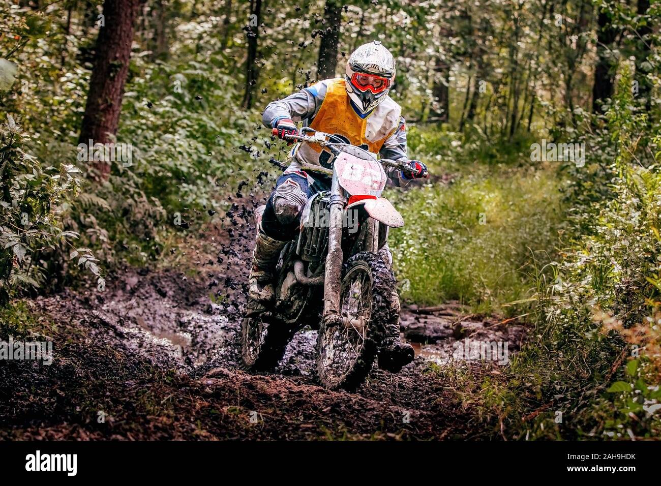 Motocross enduro Racer reiten auf nassen und schlammigen Wald Anschluss Stockfoto