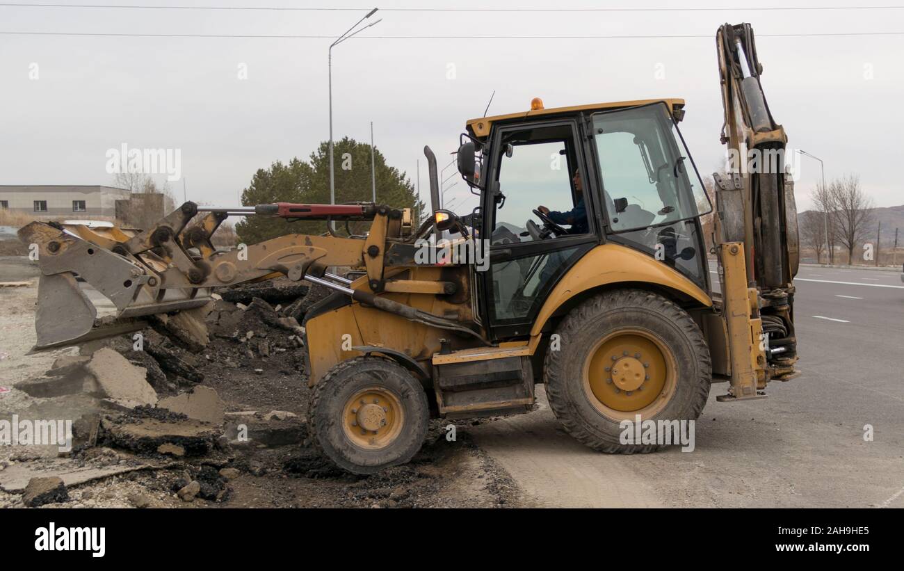 Baggerlader Arbeiten auf der Straße. Stockfoto