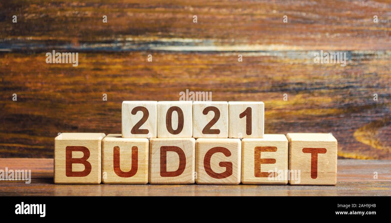 Bausteine Budget 2021. Die Budgetplanung für das kommende Jahr. Zu Beginn des neuen Jahrzehnts. Business Pläne und Entwicklung Perspektiven, Trends und Herausforderungen. Umsatz Stockfoto