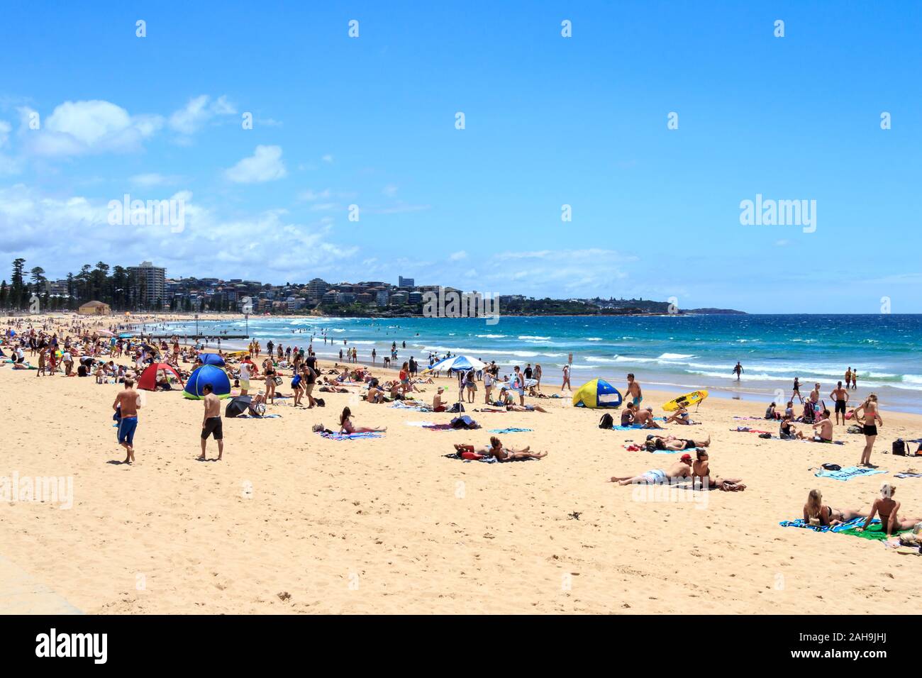 Sydney, Australien - 28. Dezember 2013: Menschen Sonnenbaden und genießen Manly Beach. Dies ist einer der citys nördlichen Stränden. Stockfoto