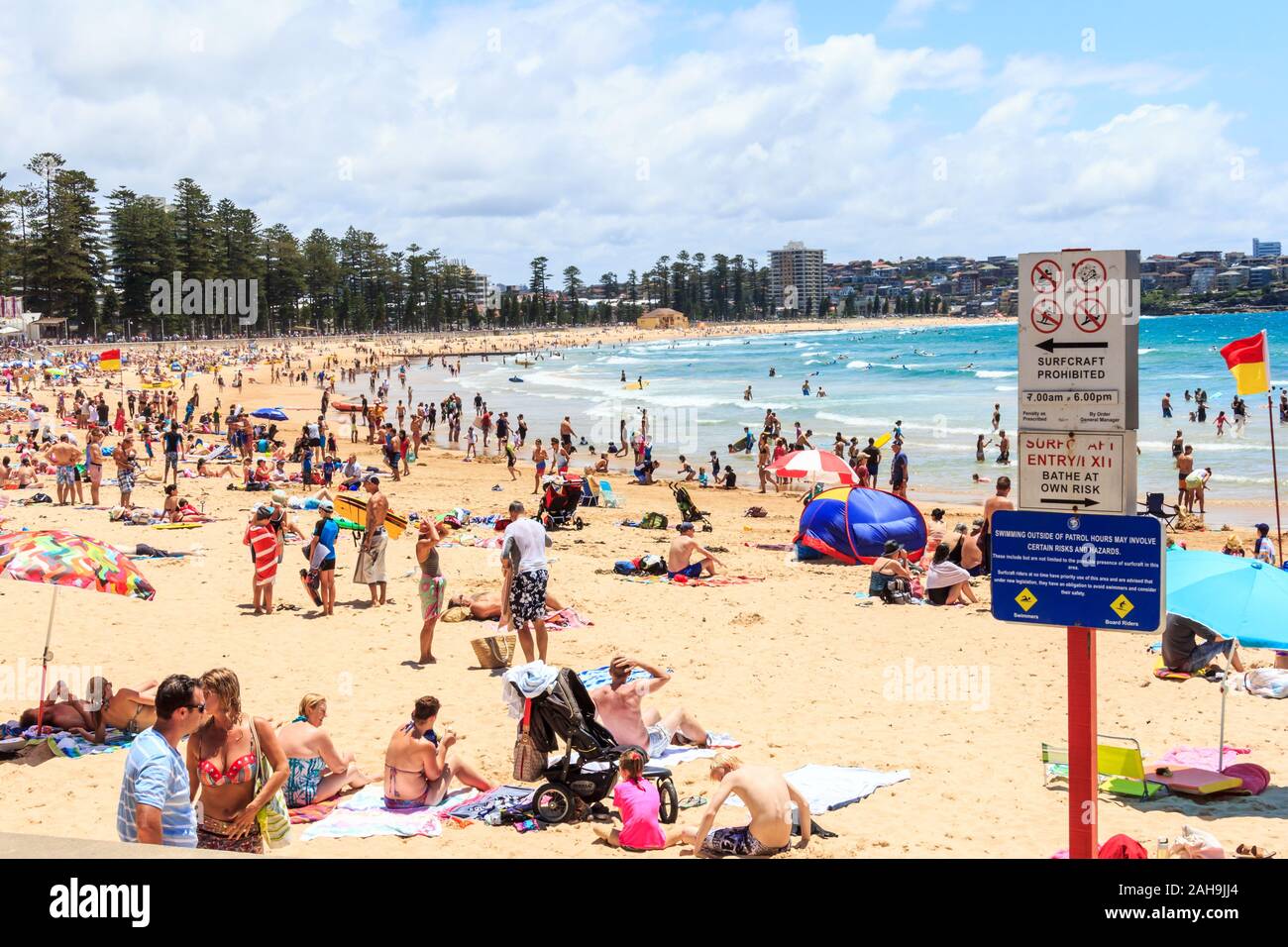 Sydney, Australien - 28. Dezember 2013: Menschen Sonnenbaden und genießen Manly Beach. Dies ist einer der citys nördlichen Stränden. Stockfoto
