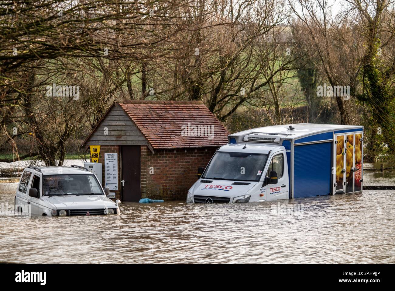 Tesco Lieferwagen unter Wasser durch Regen Hochwasser in Eastbourne, East Sussex, UK zum Himmel Stockfoto
