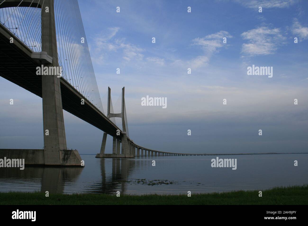 Abend Landschaft mit Vasco da Gama Brücke Stockfoto