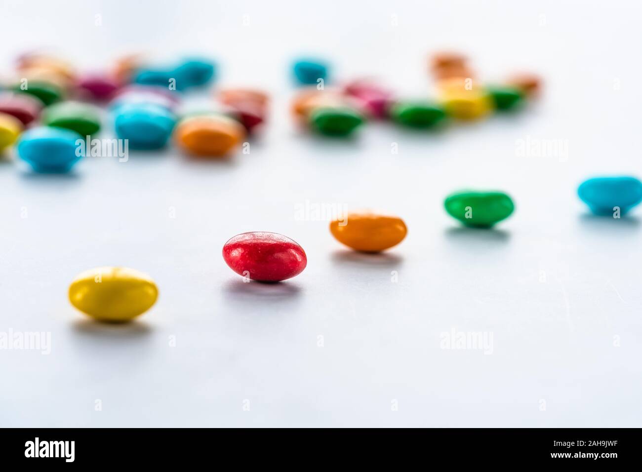 Bunten Süßigkeiten Süßigkeiten auf weißem Hintergrund: Detailansicht mit selektiven Fokus Stockfoto