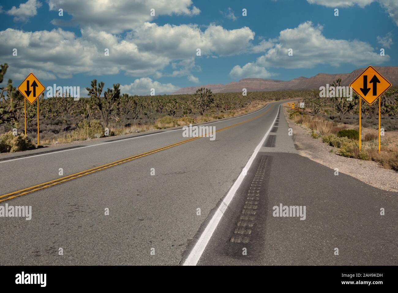 Gegenverkehr vor Zeichen auf einer leeren Autobahn durch die Arizona Stockfoto