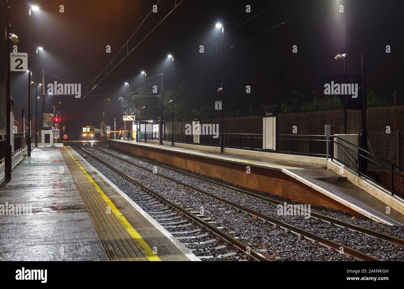 Nexus Tyne und U-Bahn an der Bank Fuß Bahnhof ankommen auf einem dunklen feuchten Nacht Verschleiß Stockfoto