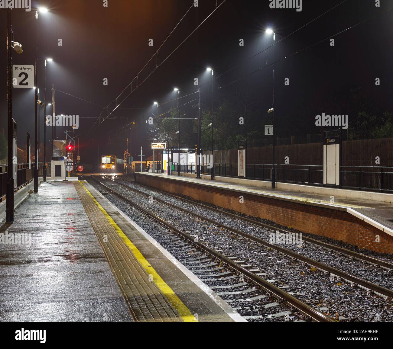Nexus Tyne und U-Bahn an der Bank Fuß Bahnhof ankommen auf einem dunklen feuchten Nacht Verschleiß Stockfoto