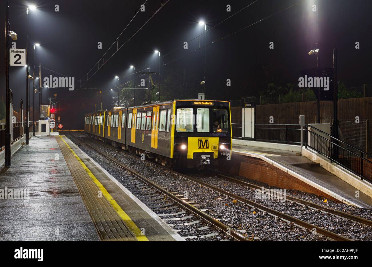 Nexus Tyne und Wear Metro Autos 4082 + 8069 bei der Bank Fuß Station auf einem dunklen feuchten Nacht Stockfoto