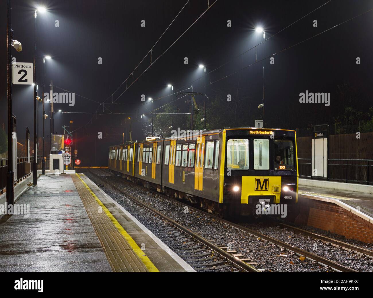 Nexus Tyne und Wear Metro Autos 4082 + 8069 bei der Bank Fuß Station auf einem dunklen feuchten Nacht Stockfoto