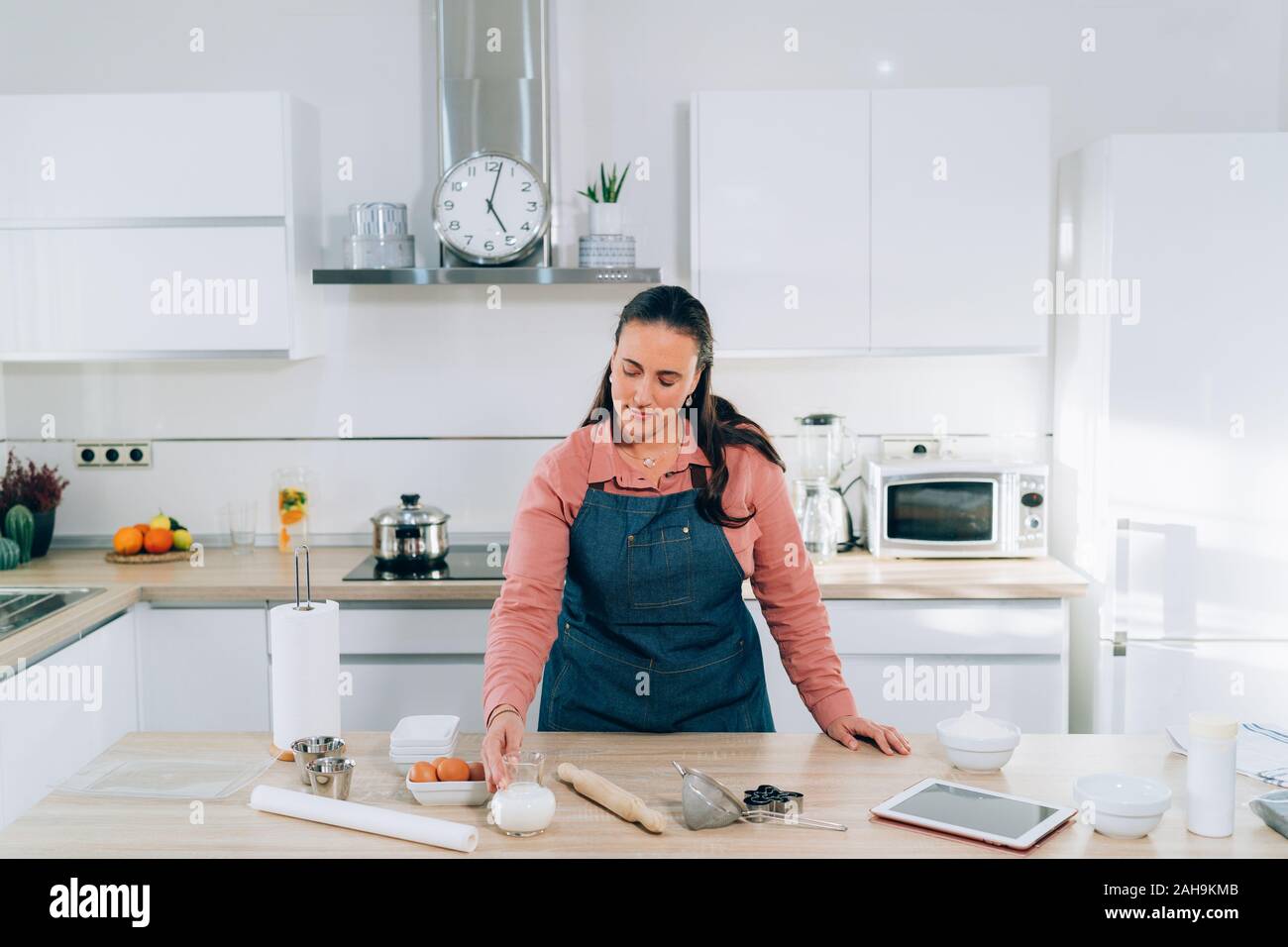 Junge Frau Vorbereitung Weihnachtsplätzchen zu Hause. Handgemachte Lebkuchen Cookies. Stockfoto