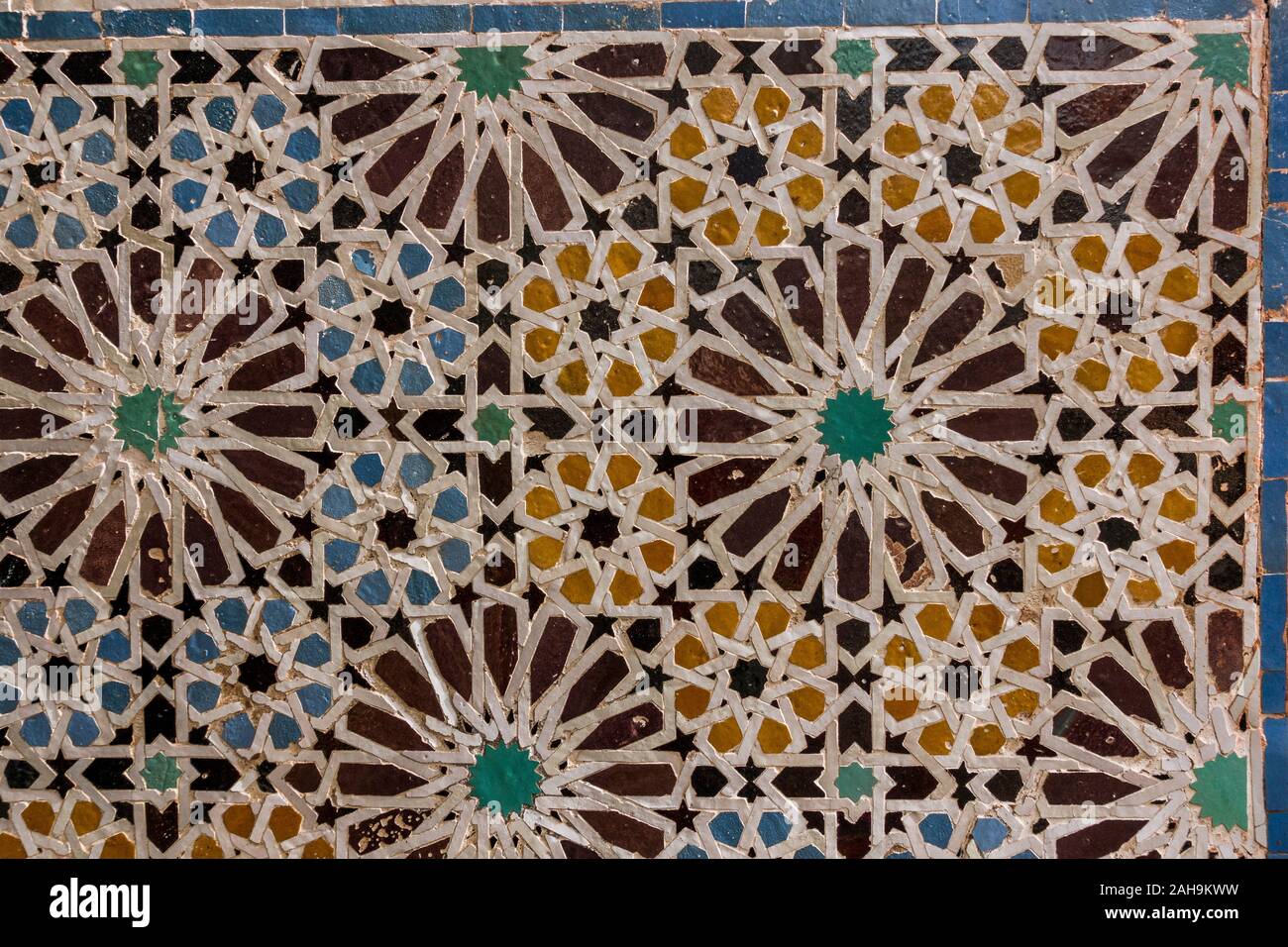Orientalische Muster Mosaik Fliesen an der Wand bei der Bildung von konzentrischen Kreisen, Marrakesch, Marokko. Stockfoto