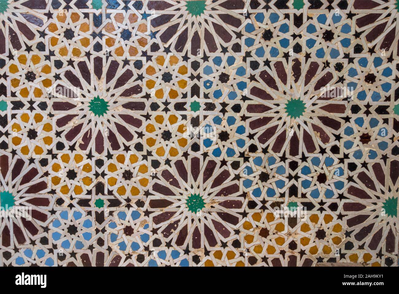Mosaik mit orientalischem Muster aus Fliesen an der Wand, die konzentrische Kreise bilden, Marrakesch, Marokko. Stockfoto