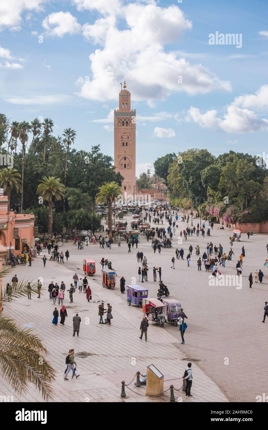 Platz Jemaa el-Fna mit Koutoubia Moschee hinter, Marrakesch, Marokko. Stockfoto