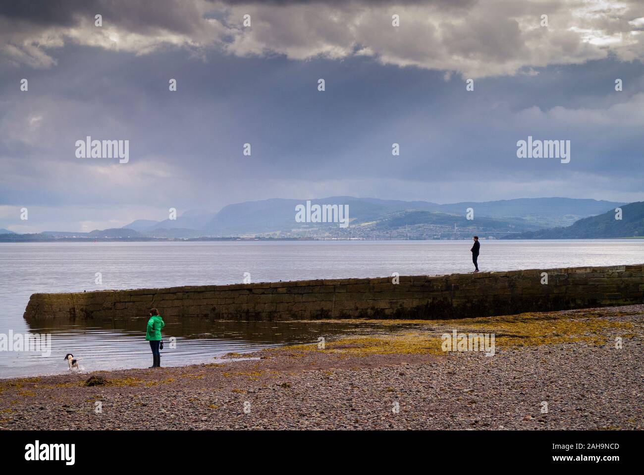 Die Leute am Strand bei Chanonry Point Black Isle Schottland Großbritannien Stockfoto