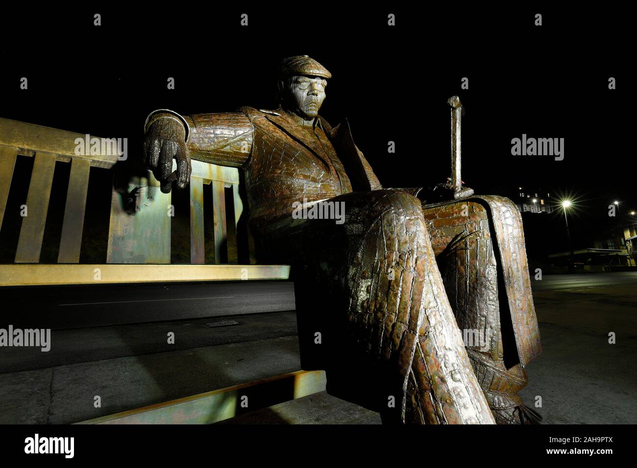 Freddie Gilroy Sitzbank Skulptur am Marine Drive auf der Scarborough direkt am Meer Stockfoto