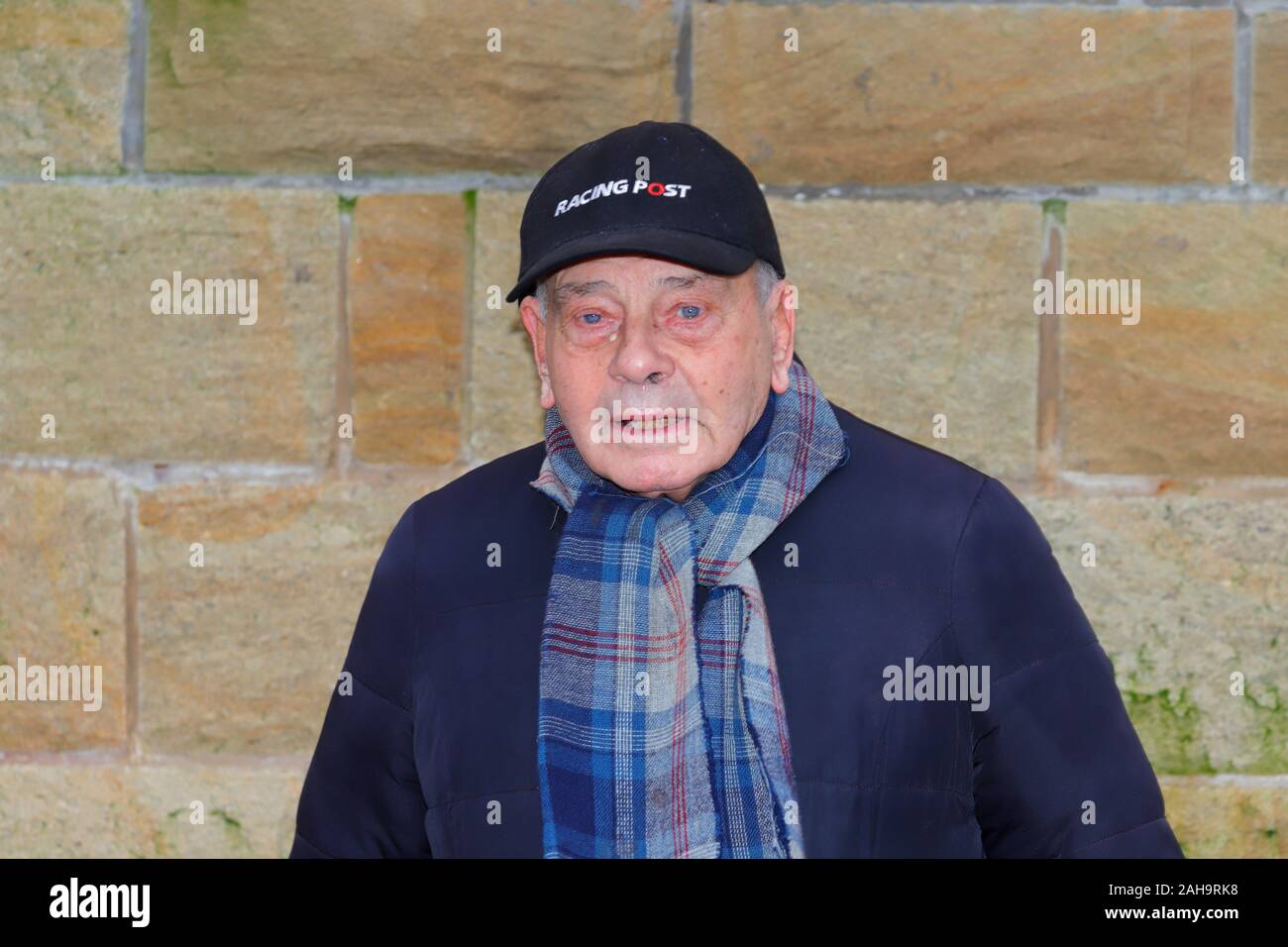 Pensionierte cricket Schiedsrichter Harold 'Dickie' Vogel posiert für ein Foto, während Sie einen Charity Fußball Match auf Scarborough Beach am zweiten Weihnachtstag 2019 Stockfoto