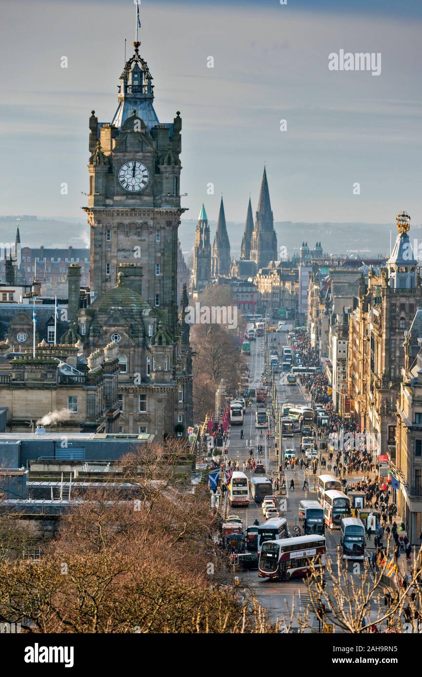 EDINBURGH SCHOTTLAND STADTBLICK Princes Street mit Menschenmassen auf dem Bürgersteig und VERKEHRSSTAUS MIT VIELEN BUSSEN Stockfoto